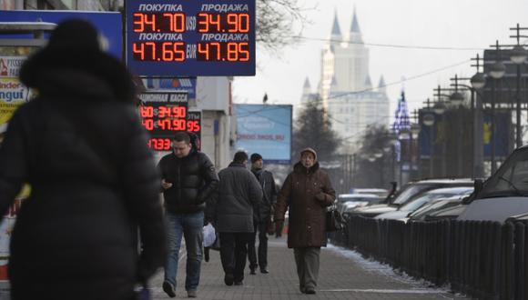 La moneda rusa volvía a rondar los 110 rublos por un euro (100 rublos por un dólar). (Foto: AFP)