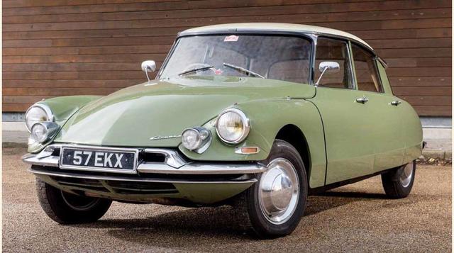 Flaminio Bertoni, junto con el ingeniero aeronáutico André Lefèbvre, diseñó el DS. Pronunciado Déesse, ‘diosa’ en francés, el revolucionario coche fue lanzado en 1955 en el Salón del Automóvil de París, donde su diseño vanguardista impresionó a los asiste