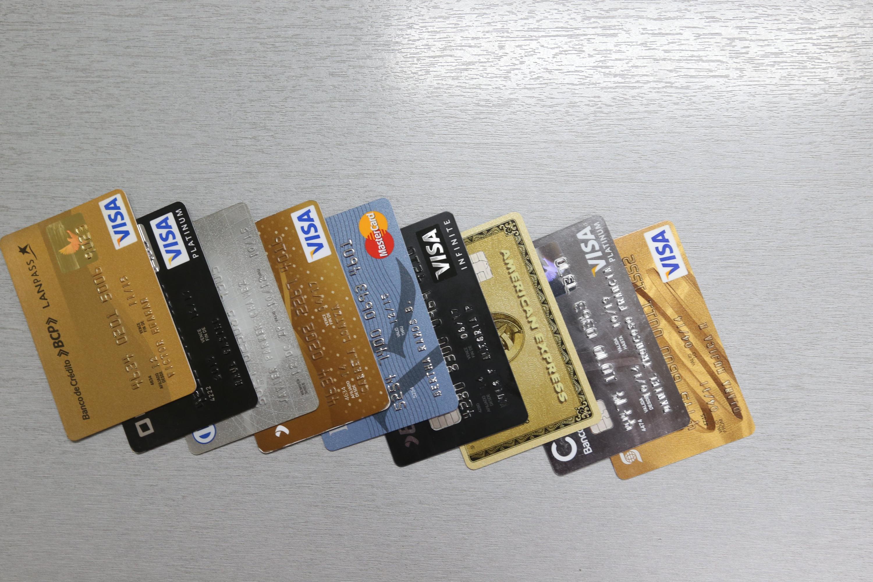 Los mayores ahorros están impidiendo que las personas busquen solicitar una tarjeta de crédito para cubrir sus necesidades, según la Asbanc. (Foto: GEC)<br>