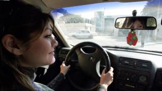 Mujeres al volante: Cada vez es mayor el número que toma un crédito vehicular