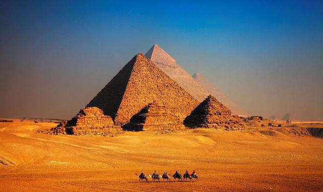 PIRÁMIDES DE GUIZA, EGIPTO. Pero lo curioso es que ellos creían en la vida después de la muerte. Como su espíritu regresaría y viviría eternamente, las pirámides tenían objetos personales y joyas del faraón u noble fallecido. Se estima que el complejo de 