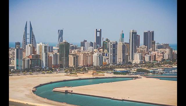 FOTO 6 | 10. BARÉIN. Población: 1,5 millones
Millonarios: el 3,1%

Baréin es un Estado soberano insular asiático situado en la costa este del golfo Pérsico, cuya forma de gobierno es la monarquía constitucional.

En 1932 se descubrió petróleo en Baréin, el primer hallazgo de este tipo en el golfo Pérsico y fuente de gran riqueza, aunque desde finales del siglo XX el país ha tratado de diversificar su economía invirtiendo en el sector bancario y turístico para evitar depender en demasía de su crudo.

Los ciudadanos más ricos del país son parte de la familia real en el poder, la cual está encabezada por el rey Hamad bin Isa al Jalifa.