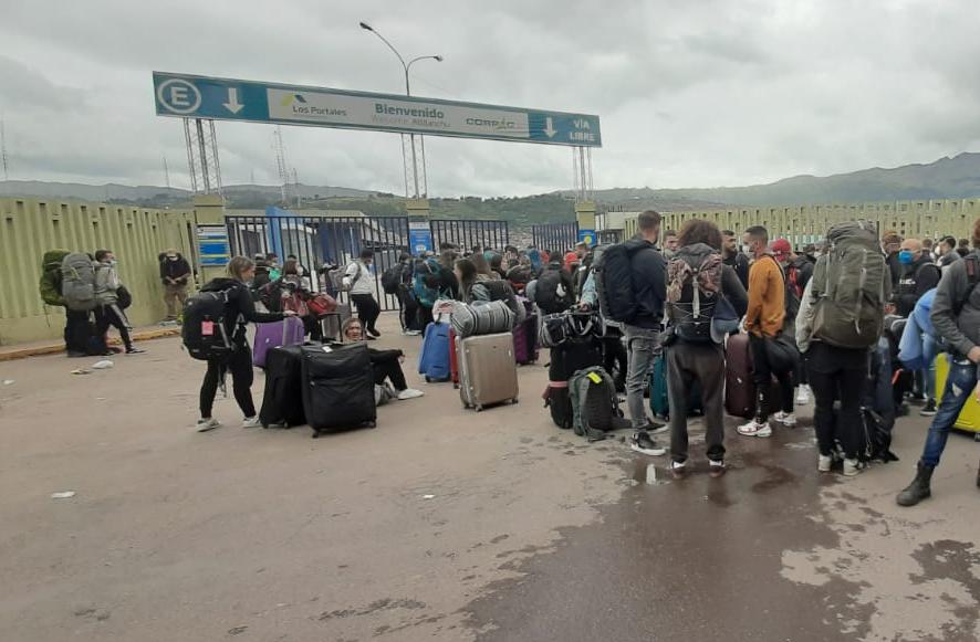 Turistas varados en el aeropuerto del Cusco. (Foto: Juan Sequeiros)