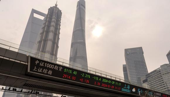 Un teletipo electrónico muestra cifras de acciones en el distrito financiero Lujiazui de Pudong en Shanghai, China, el lunes 29 de enero de 2024.