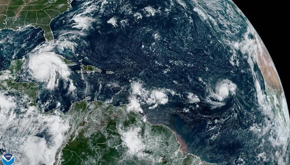 Imagen satelital cedida este lunes por la Oficina Nacional de Administración Oceánica y Atmosférica de Estados Unidos (NOAA), a través del Centro Nacional de Huracanes (NHC), en la que se registra la situación del clima con en el Atlántico. (Foto: EFE/NOAA-NHC)