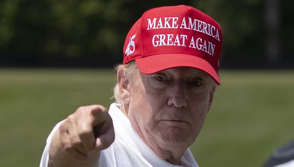 El expresidente de los Estados Unidos, Donald Trump, hace un gesto en el Trump National Golf Club en Sterling, Virginia, EE. UU., el 27 de mayo de 2023. (Foto de EFE/EPA/MICHAEL REYNOLDS)