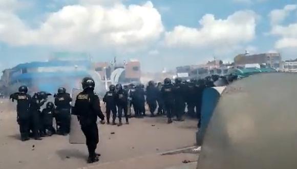 Enfrentamiento entre policías y grupo de manifestantes se reportó por segundo día consecutivo en el cuarto día del paro nacional que es acatado en Puno. (Foto: Twitter)