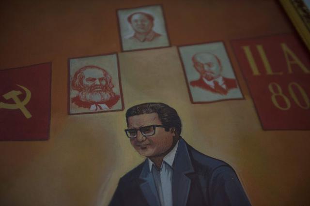 Recorrer el museo es un viaje por la larga noche que vivió el Perú, con fotos de atentados y objetos hechos en las prisiones por senderistas para endiosar a Guzmán, la &quot;cuarta espada&quot; del comunismo internacional detrás de Marx, Lenin y Mao, segú