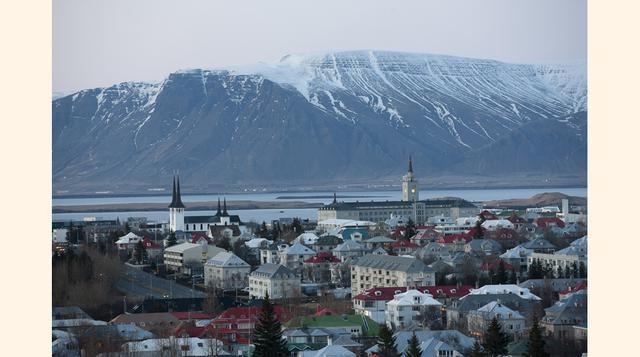 Islandia. con 93,5 es la puntuación maxima, en algunos de los indicadores, como el acceso al agua potable y las bajas emisiones de gases de efecto invernadero Sus puntos en contra se deben a la contaminación del aire y el impacto en los ecos