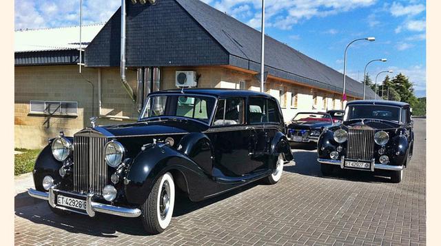 Rolls Royce Phantom IV, pertenece a la Casa Real española y son tres Rolls Royce Phantom IV comprados por Franco en 1952 por 8.580 libras o 1.686.488 pesetas de por entonces, unos 10.136 euros. El dictador encargó los tres en 1948, que fueron entregados c