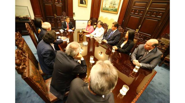 El presidente Ollanta Humala encabezó la reunión en la que intervinieron los principales lpiuderes de la oposición, entre ellos las cabezas del Apra, Alan García, y del fujimorismo, Keiko Fujimori.