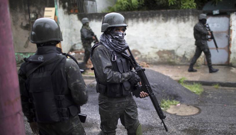 Militares patrullan las calles de Río de Janeiro en una megaoperación para restablecer la seguridad de la ciudad.
 (Foto: AP/Leo Correa)