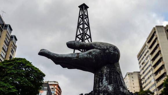 Venezuela es un importante productor de petróleo y su economía depende de su extracción.