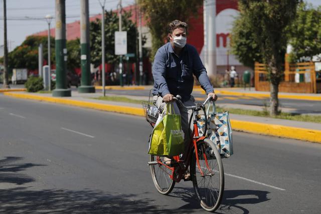 En imágenes se puede observar que los ciudadanos portan sus mascarillas -que es de uso obligatorio para evitar los contagios de COVID-19. (Foto: Francisco Neyra)