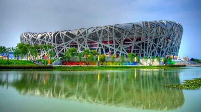 FOTO 9 | Estadio Nacional de Pekín. Conocido como el Nido del Pájaro, en China. Tiene capacidad para alojar a 80.000 espectadores y en el año 2008 fue el espacio seleccionado para servir de sede a los Juegos
Olímpicos de Pekín.