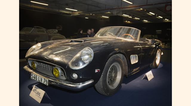 Los autos clásicos fueron coleccionados por el empresario Roger Baillon. Entre ellos resalta el Ferrari 250 GT California SWB, que sería subastado entre 9.5 y 12 millones de euros. Alguna vez le perteneció al actor francés Alain Delon. (Foto: AP)