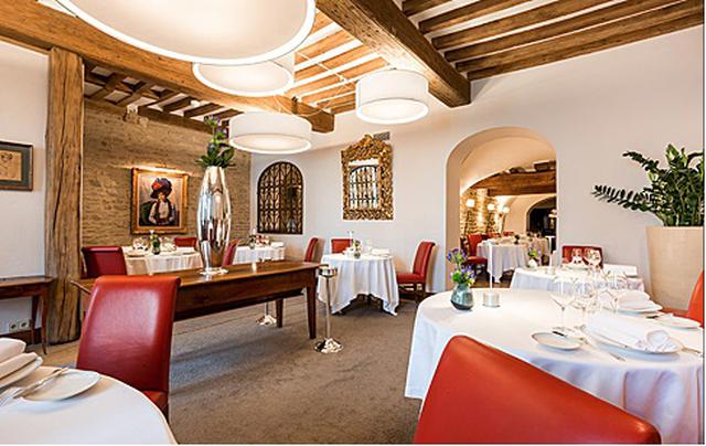2. Maison Lameloise , Francia. Está situada en la pequeña localidad de Chagny, en Borgoña. En un pueblo que parece de cuento, junto al río destaca el hotel y restaurante Maison Lameloise. Con tres estrellas Michelin, la cocina de Éric Pras y Fréderic Lamy