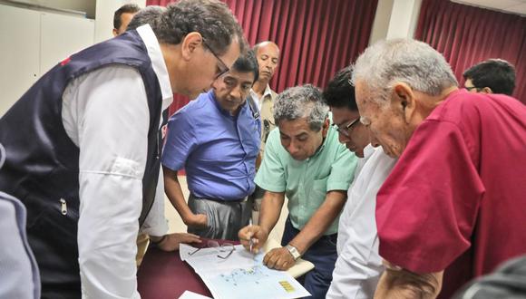 El ministro de Energía y Minas, Francisco Ismodes, (con chaleco azul) firma los oficios junto a representantes de pescadores del norte peruano. (Foto: Difusón)