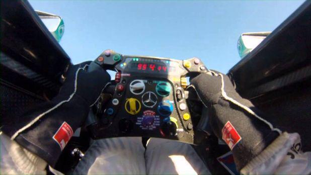 Foto 1 | Volante: Costo estimado de US$ 53,000. En cualquier auto, el volante tan solo es un instrumento para controlar la dirección. Pero en la F1 es extremadamente complejo ya que contiene el panel de control del auto que es altamente sofisticado. Los pilotos controlan todo el coche a través de este instrumento. Desde el volante se cambian las velocidades, está la radio para comunicarse con el equipo, el controlador de velocidad para la zona de pits, el freno regenerativo (KERS), la movilidad del alerón trasero, y mucho más (Foto: youtube).