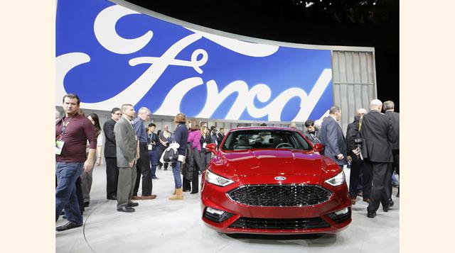 Un grupo de asistentes se reúnen en torno a un Ford Fusion 2017 que es exhibido en el North American International Auto Show en Detroit, el 11 de enero del 2016. (Foto: Reuters)