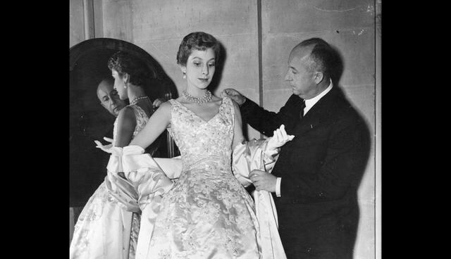 FOTO 2 | No es demasiado mayor para emprender. Dior aceptó el reto, dejó su puesto en Lelong y abrió su maison en el 30 de la Avenue Montaigne. Cuando presentó su primera colección en 1947 tenía 42 años. Falleció diez años después. Para aquel entonces su marca era un imperio presente en los cinco continentes.