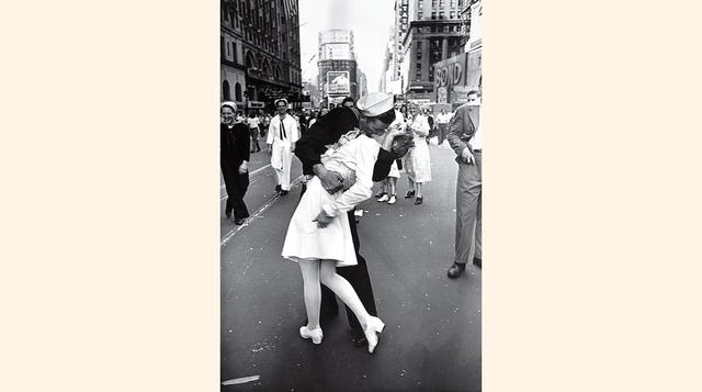 Beso en Times Square. Foto: Alfred Eisenstaedt, 1945.