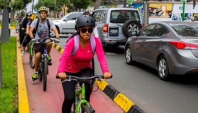 FOTO 5 | Bicicleta VS tiempo. Properati dividió a la capital peruana en cuatro grandes áreas, considerando recorridos menores a 10, 15, 20 y 25 minutos. Tomando en cuenta calles, distancias y geografía de la ciudad. Para ir al Parque Kennedy, hay varios barrios que se conectan cicleando en un rango menor a 10 minutos. La mayoría incluyen zonas del distrito Miraflores. El límite natural es la playa. A 15 minutos de distancia en bicicleta están lugares ubicados en distritos como Surquillo, Barranco y San Isidro. Para recorridos de 20 y 25 minutos: Santiago de Surco, Chorrillos, San Borja, Lince y Magdalena. Si el destino es el Centro de Lima, el análisis se repite considerando los distritos y barrios más cercanos. En el rango más corto, de 10 minutos, destaca el Barrio Chino, Talara Alta, Plaza San Martín y el límite con el distrito Rímac. A 15 minutos de la Plaza de Armas de Lima, escogido como epicentro, se encuentra Caquetá, Breña y Santa Beatriz. Los residentes de barrios más alejados pero con un mejor físico y más tiempo disponibles podrán llegar en un rango de 20 a 25 minutos: Lince, Pueblo Libre, Jesús María, La Victoria o El Agustino. (Foto: munlima)