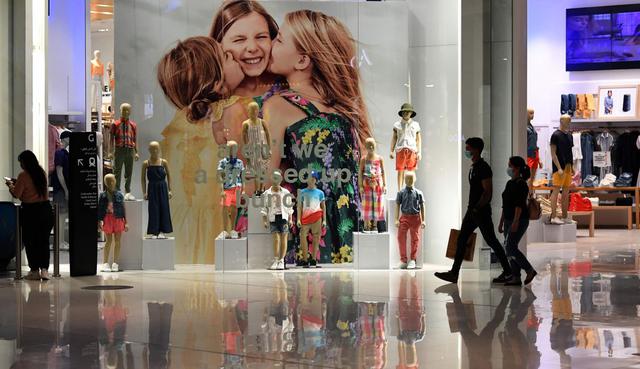 Con más de 1.300 tiendas desplegadas en más de un millón de metros cuadrados y con unos 80 millones de visitantes al año, es la galería comercial más grande y más frecuentada en el mundo, según el gigante inmobiliario Emaar. Su reapertura es un símbolo y un gran desafío. (AFP / Karim SAHIB).