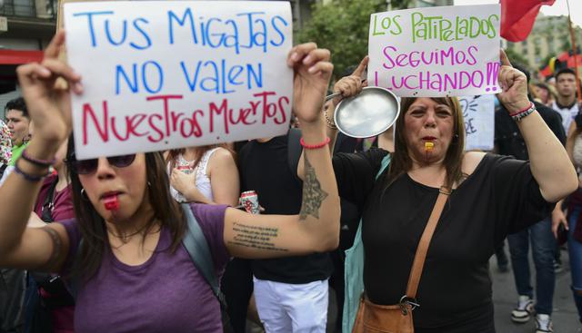 Entonando canciones populares durante la dictadura de Augusto Pinochet, saltando y con banderas chilenas y mapuches, los manifestantes se congregaban en anchas avenidas de la capital. (Foto: AFP)