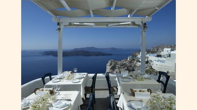 Restaurante Caldera, reconocido como uno de los mejores locales de la isla para comer comida griega, ofrece un increíble panorama del mar Egeo y la caldera Santorini, Grecia.(Foto: blog.goplaceit)