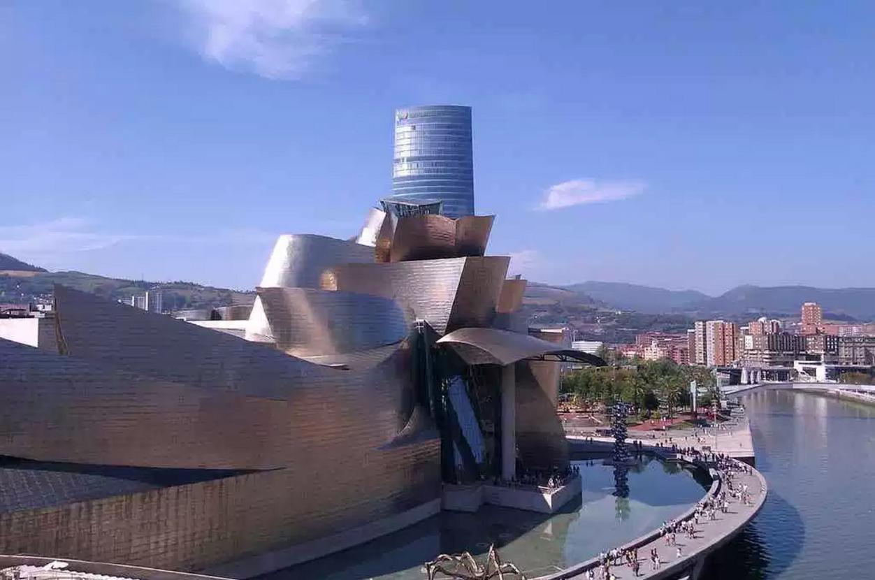 FOTO 5 | 5. Museo Guggenheim Bilbao en Bilbao, España. Es un museo de arte contemporáneo diseñado por el arquitecto canadiense Frank O. Gehry, fue inaugurado el 18 de octubre de 1997 por el rey Juan Carlos I de España.