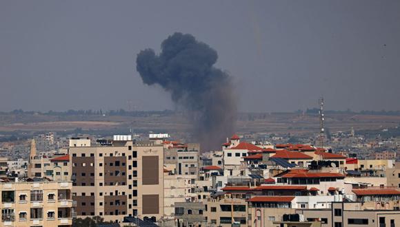 El humo se eleva tras un ataque israelí en la ciudad de Gaza, el 10 de mayo de 2023. (Foto de Mahmud HAMS / AFP)