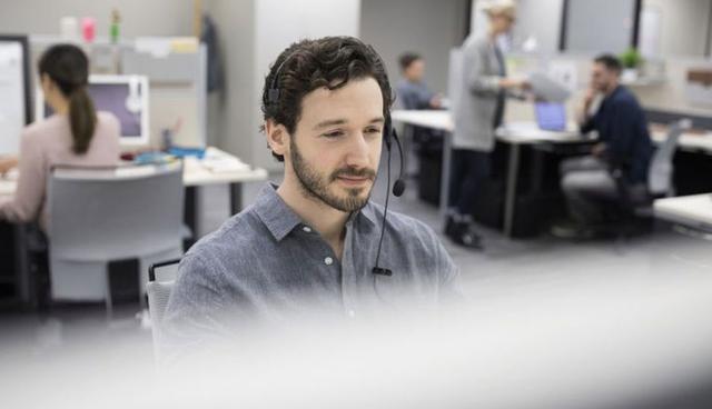 FOTO 6 | 6 . Telemarketing. Muchos lugares necesitan gente joven que sepa hablar y tenga la determinación para vender productos por teléfono, o hacer encuestas o solicitar donativos, empezando por tu universidad. Checa ahí primero. Estos trabajos suelen ser por la tarde, cuando ya terminaste las clases y la gente ya regresó de trabajar. La gente en Telemarketing puede llegar a ganar, en Estados Unidos, hasta $16 dólares la hora. (Foto: Getty)