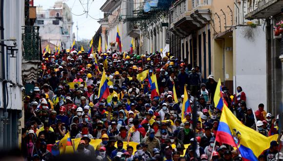 Manifestantes indígenas de Ecuador marchan hacia el Palacio Presidencial de Carondelet, en Quito, el 27 de junio de 2022. (MARTIN BERNETTI / AFP).