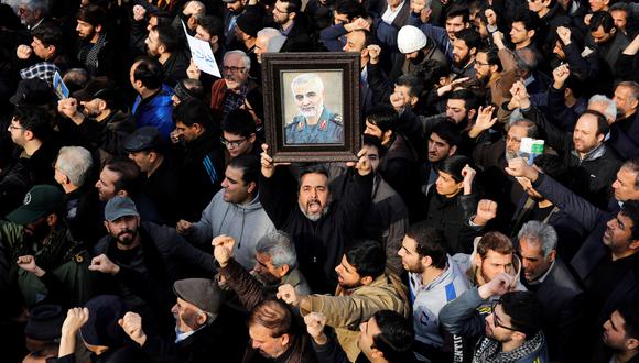 Un manifestante alza un retrato del difunto comandante de la Fuerza Quds de los Guardianes de la Revolución de Irán, Qasem Soleimaní, durante una protesta multitudinaria contra EEUU, este viernes en Teherán (Irán). El Pentágono reivindicó el bombardeo selectivo que acabó con la vida del apodado "La pesadilla del enemigo" durante la madrugada de este viernes en los aledaños del aeropuerto de Bagdad (Irak). EFE/Abedin Taherkenareh