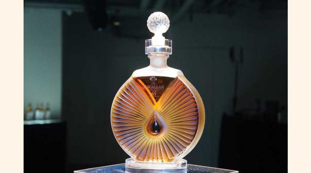 The Macallan 65 Year Old in Lalique – US$ 35,000. Solo existen 450 unidades de esta colaboración de Macallan con el fabricante francés de cristal Lalique. Su épico añejamiento en toneles franceses sazonados de jerez, llenados en noviembre de 1950, le ha d