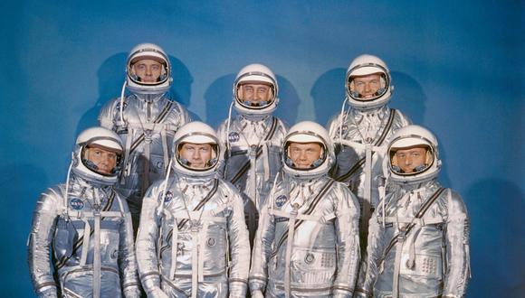 Estos siete hombres, vestidos con trajes espaciales en este retrato, componían el primer grupo de astronautas anunciado por la Administración Nacional de Aeronáutica y del Espacio (NASA). Fueron seleccionados en abril de 1959 para el Programa Mercurio. En primera fila, de izquierda a derecha, están Walter M. Schirra Jr., Donald K. Slayton, John H. Glenn Jr. y M. Scott Carpenter. En la última fila, de izquierda a derecha, están Alan B. Shepard Jr., Virgil I. Grissom y L. Gordon Cooper Jr. (julio de 1960). (Foto: NASA)