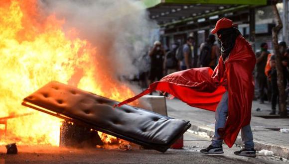 A 43 días del inicio de las manifestaciones, en Chile aún no se ha logrado calmar la violencia y los saqueos. (Foto: Getty Images, via BBC Mundo)