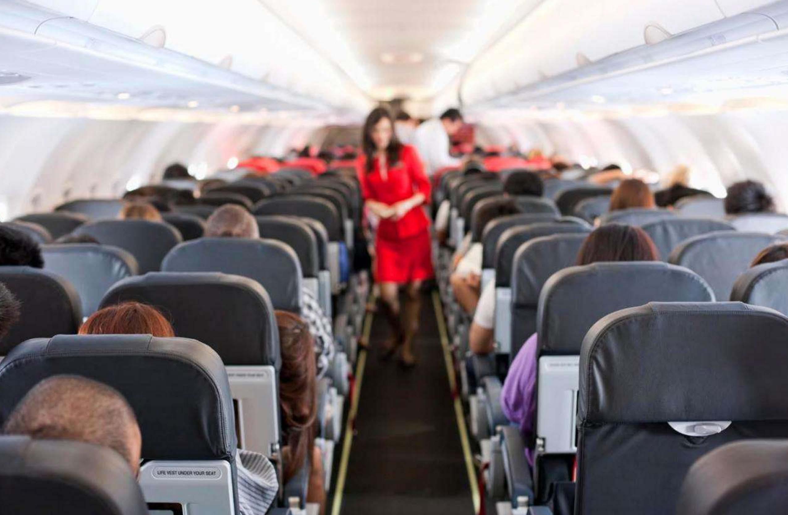 FOTO 10 | APROVECHA LAS ATRACTIVAS TARIFAS DE LAS COMPAÑÍAS AÉREAS DE BAJO COSTO.  "Ahora hay tantas aerolíneas de bajo costo y tarifas competitivas en aerolíneas tradicionales  que sería casi imposible no ahorrar en vuelos", dice Sampson. Si bien tendrás que sopesar el costo versus la conveniencia con una aerolínea de bajo costo, en algunos casos "pagar esas tarifas molestas puede ahorrarte dinero", dice Dubash, destacando que en operadores de bajo costo, como Frontier, el precio del boleto y las tarifas aún pueden ser menos que el precio de un boleto con otro transportista. Incluso si no estás interesado en tener una experiencia sencilla, considera volar desde un aeropuerto central que ofrece de descuento, como el de Wow Air o Norwegian. Con una mayor competencia para atraer a los miembros del 'jet-set' que son sensibles a los precios en esas rutas en demanda, las grandes aerolíneas a menudo ofrecen tarifas más bajas. (Foto: Getty)