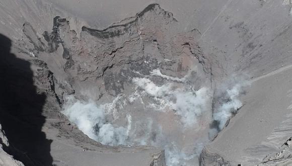 Vulcanólogos del IGP desplegaron un vehículo aéreo no tripulado con el fin de identificar la estructura del cráter y la presencia o no de lava. (Foto: IGP)
