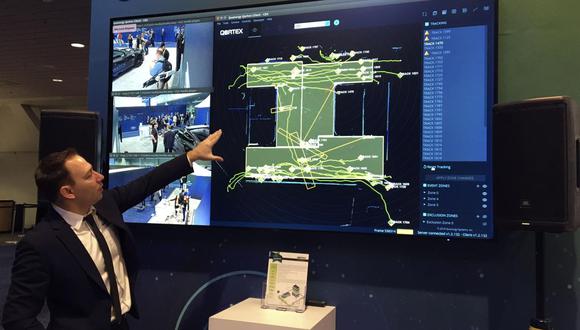 Murat Atalay de Quanergy, con sede en California, muestra una pantalla de tecnología basada en sistemas de autos autónomos que podrían usarse para un muro fronterizo virtual durante el CES 2019 . (Foto: AFP).