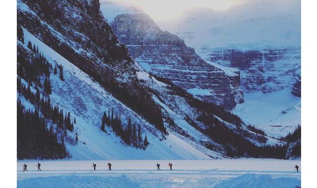 FOTO 5 | MARZO. Banff y lago Louise (Canadá). Marzo es un mes perfecto en las Rocosas canadienses. Se puede apurar la temporada de esquí sin temperaturas extremas y la fauna del parque nacional Banff (en la foto, esquí de travesía en el lago Louis) está e
