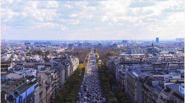 La Avenida de los Campos Elíseos, en París; La más famosa de las avenidas francesas es también una de las más turísticas. Con una anchura de 70 metros, se extiende a lo largo de cerca de 2 km, desde la plaza de la Concordia hasta el Arco del Triunfo.(foto