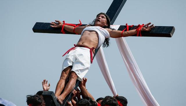 Esa tradición atrajo este año a unos 20 mil devotos, curiosos y turistas hasta San Fernando de Pampanga, en el norte de Filipinas, el país más católico de Asia. (Foto: EFE)