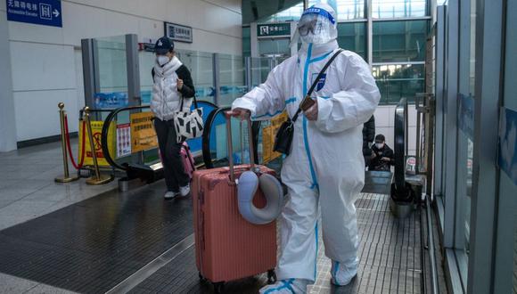 Un viajero con equipo de protección en una estación de tren en Beijing, China, el miércoles 21 de diciembre de 2022. (Foto: Agencia Bloomberg)