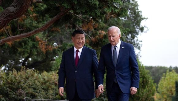 El presidente estadounidense Joe Biden y el presidente chino Xi Jinping caminan tras una reunión del Foro de Cooperación Económica Asia-Pacífico (APEC) en Woodside, California, el 15 de noviembre de 2023. (Foto de Brendan Smialowski / AFP)