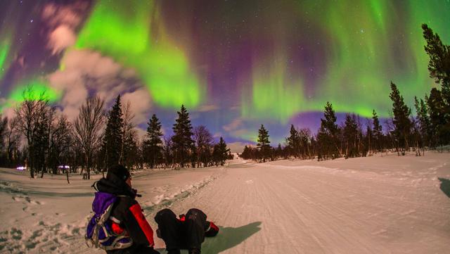 FOTO 5 | 5 Auroras boreales en la Laponia finlandesa
Las auroras boreales no dependen de los viajeros, ni pagando suplemento, así que disfrutarlas es cuestión de suerte, como comenta Jordi Vendrell, gerente de Viatges Tuareg. Pero a la suerte se la puede forzar un poco, como hace su agencia programando un viaje de una semana a Saariselka, a unos 200 kilómetros al norte del Círculo Polar, en la Laponia finlandesa, uno de los lugares donde estadísticamente es más fácil verlas. Concretamente, en fechas alrededor del equinoccio de marzo, cuando mayores posibilidades de observación hay. El grupo se alojará en el hotel Riekolinna, en las afueras del pueblo, en la entrada del parque nacional, sin contaminación lumínica y con puntos habilitados para apostarse, y estará dirigido por el fotógrafo Ignasi Rovira. Durante el día, trineos de perros, moto y raquetas de nieve. Desde 1.990 euros.