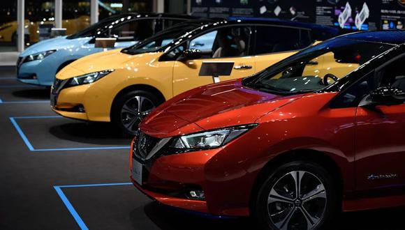 El Nissan Leaf es el único vehículo eléctrico de pasajeros en producción que ofrece lo que se conoce como capacidad de vehículo a red, esencialmente, un flujo de electricidad bidireccional que permite al propietario cargar la batería o enviar energía cuando la red lo requiera.