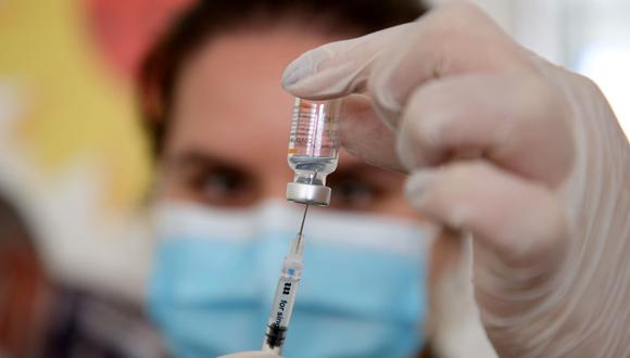 El experto dijo que actualmente analizan los tramos de personas que fueron vacunadas para verificar si la efectividad ha bajado por el paso del tiempo o por la introducción de nuevas variantes. (Foto: AFP).