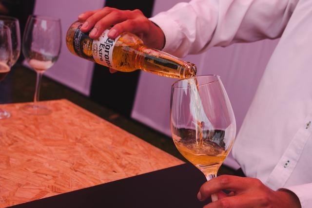 FOTO 3 | El agua es un elemento clave en el sabor. El agua debe estar libre de sabores y aromas. Contiene sales y minerales que influyen en la calidad de la cerveza. El calcio aumenta el extracto de la malta, los sulfatos refuerzan el sabor agrada.